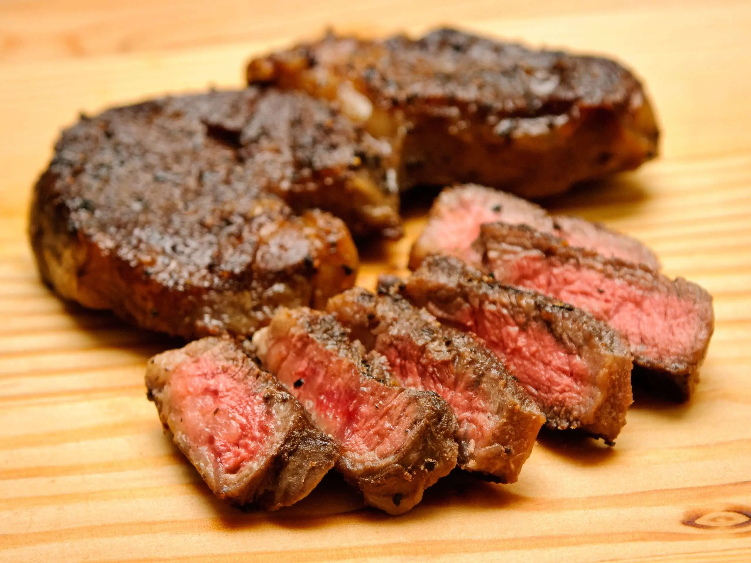3 Easy Ways to Sear Steaks on the Grill (with Pictures)