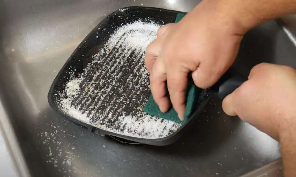 7 Easy Ways to Clean a Cast Iron Grill Pan