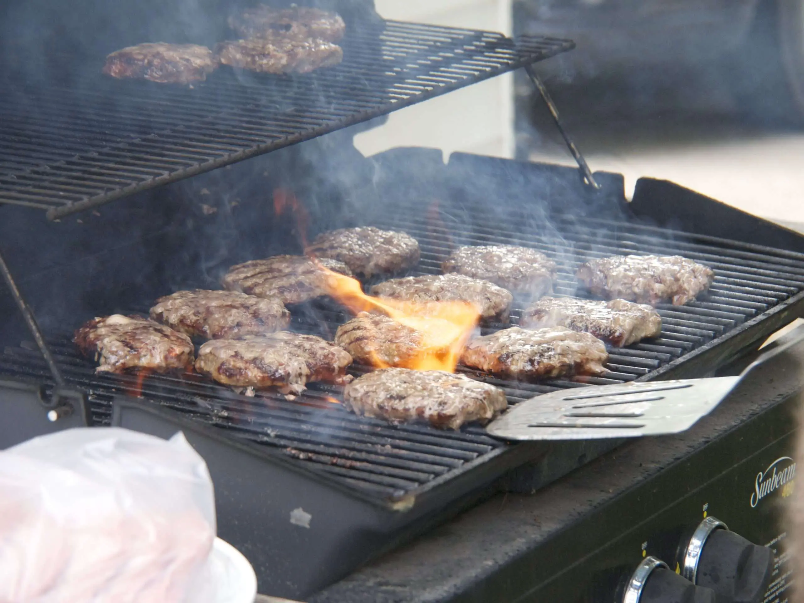 File:Hamburgers grilling outdoors over propane.jpg ...