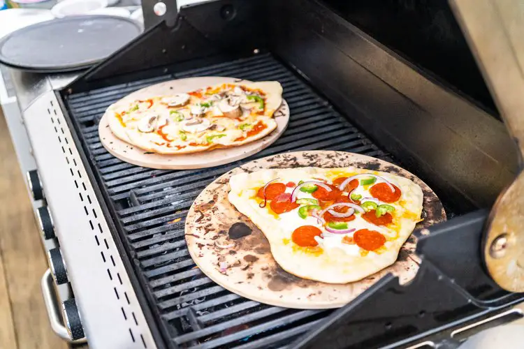 How to Cook Frozen Pizza on a Gas Grill