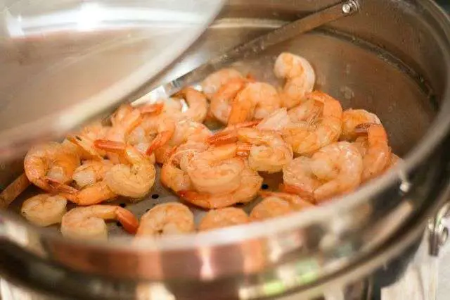 How to Cook Raw Shrimp With Old Bay Seasoning