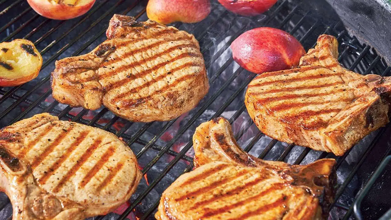 How to Grill Pork Chops on Charcoal