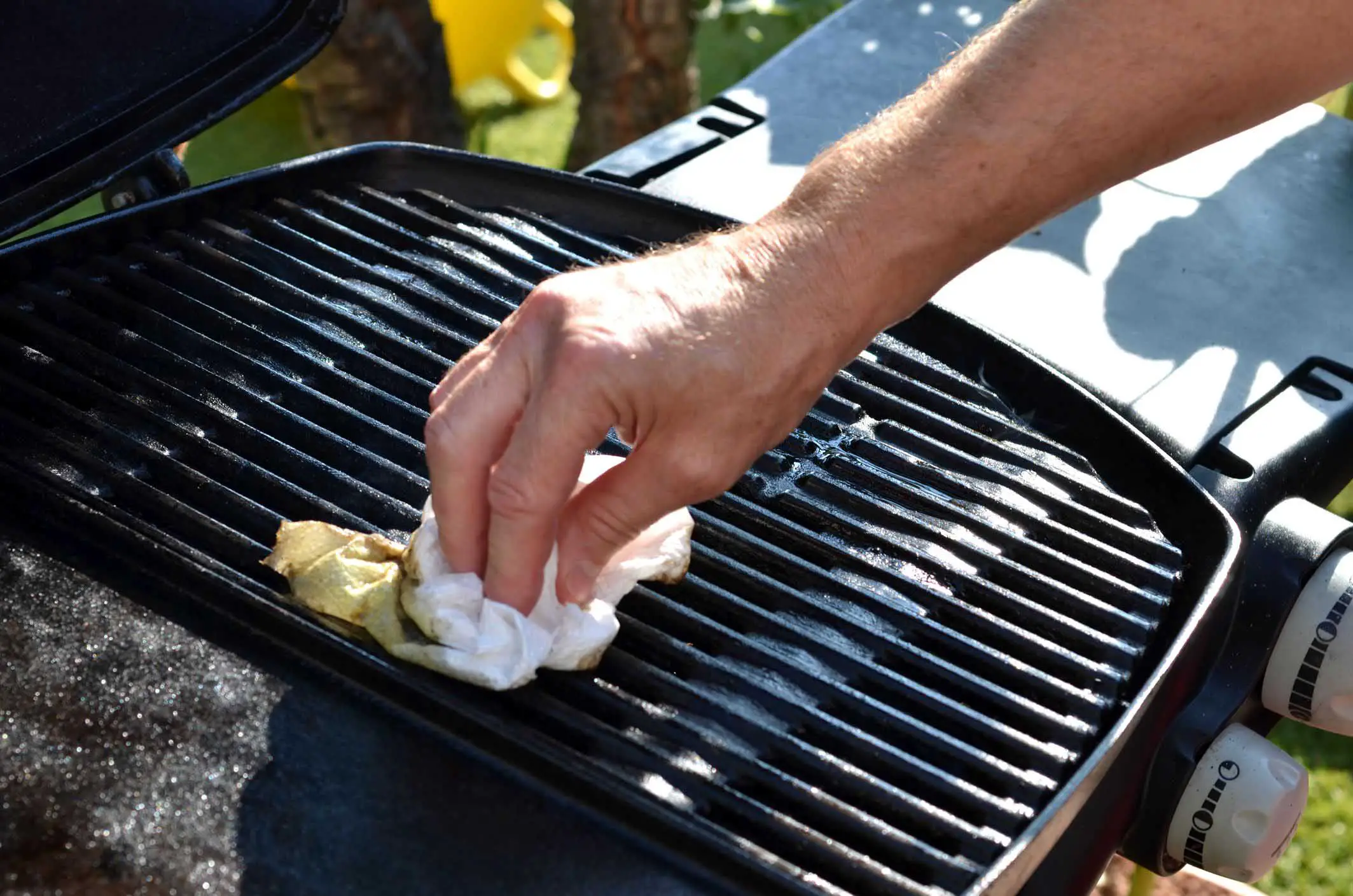 The Benefits Of Cleaning The Grill With An Onion ...