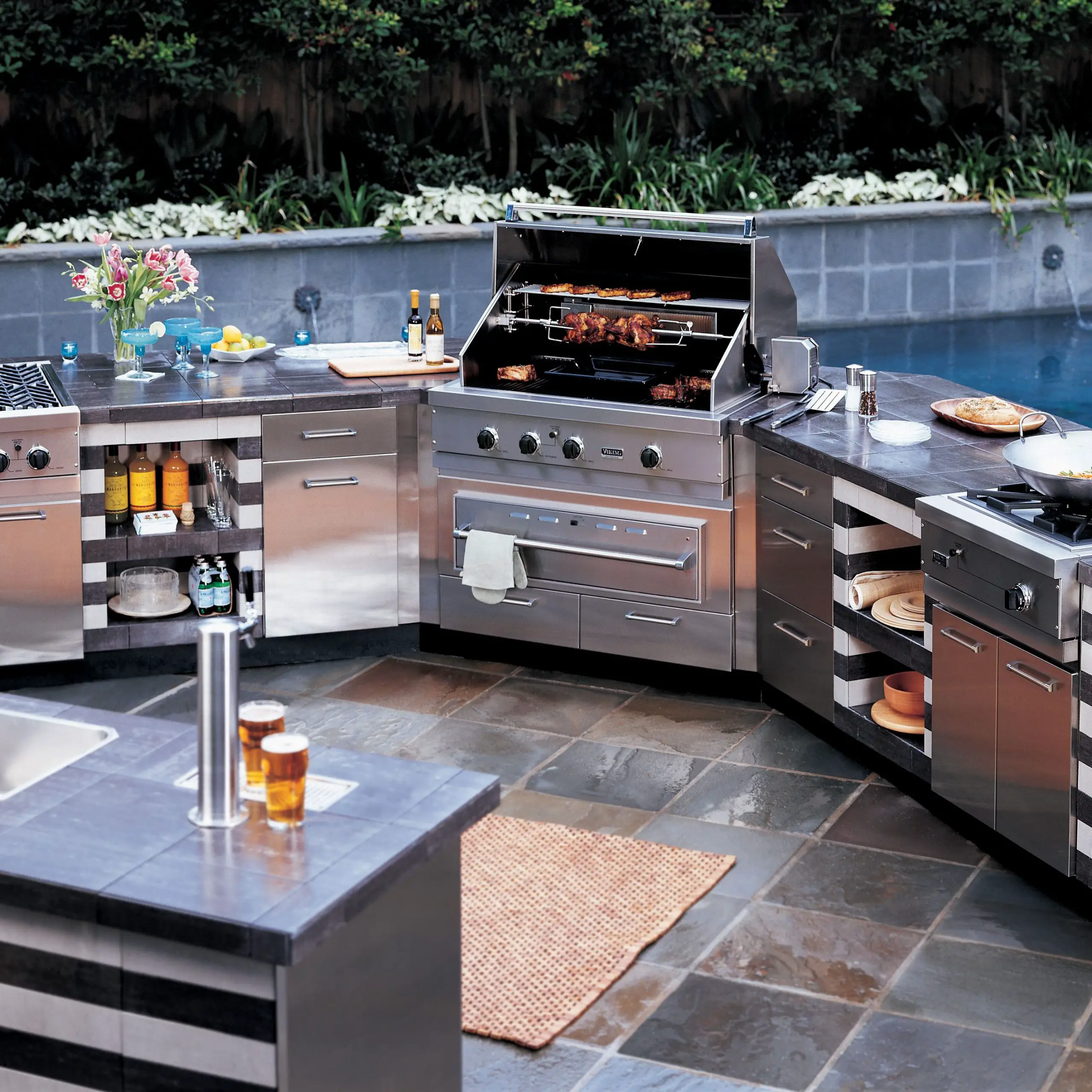 Viking gas grills are built outdoor tough and feature completely ...